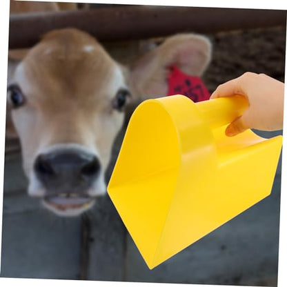 Yardwe 2pcs Feeding Shovel Thickened Scoop for Livestock Ergonomic Handle and Easy Farm Food Supplies Multi-use Poultry Feeding Tool