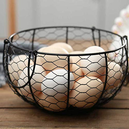 Round Chicken Wire Egg Basket, Farmhouse Metal Chicken Egg Collecting Basket with Handle Vintage Gathering Basket for Gathering Fresh Eggs Fruit Countertop Storage