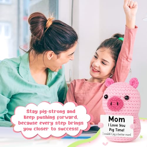 GevGuxLuo Mini Funny Positive Pig Birthday Gift for Mom from Daughter Son | Handmade Crochet Animals Gifts for Mothers Day, I Love You Mum Small Present for Mother in Law Step Mom Cute Decor - style: Mom